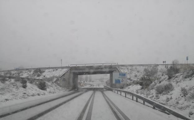 Imagen de una carretera en la zona de Guijuelo, junto a la autovía A-66