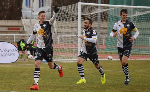 Eslava celebra su gol a a La Virgen del Camino perseguido por Cristo Medina y Antonio León. .