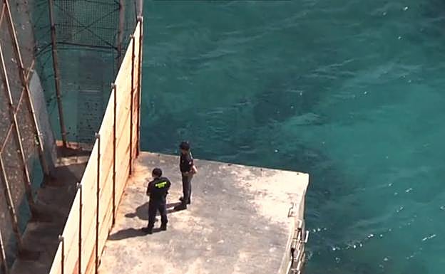 Hallan una veintena de cadáveres de subsaharianos flotando a unas 4 millas de Melilla