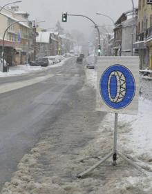 Imagen secundaria 2 - Arriba, una quitanieves en la travesía de San Rafael. Abajo a la izquierda, un autobús llega al puerto de Navacerrada (CL-601), y señal de uso de cadenas en San rafael.