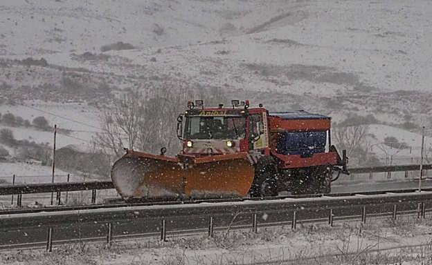 Una máquina quitanieves despeja la A-67.