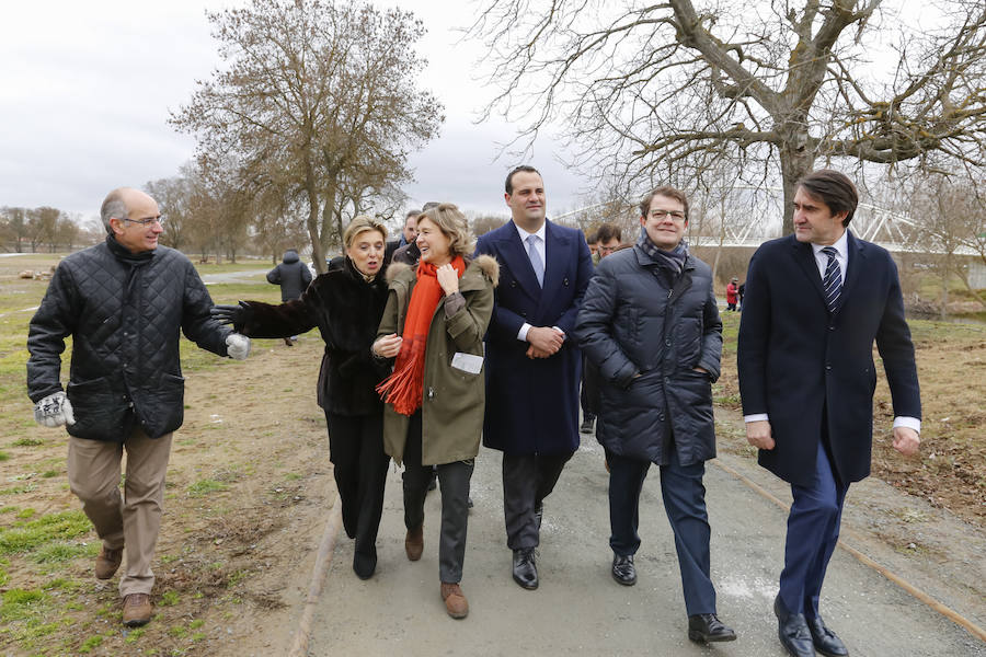 La ministra de Agricultura y Pesca, Alimentación y Medio Ambiente, Isabel García Tejerina, visitó esta mañana el parque fluvial de la Aldehuela, en Salamanca, y la Isla del Soto. 