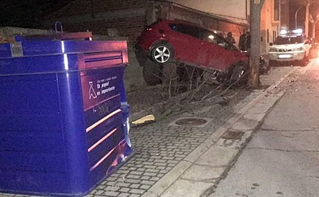 Estado en que quedó el coche tras colisionar con el contenedor y el árbol.