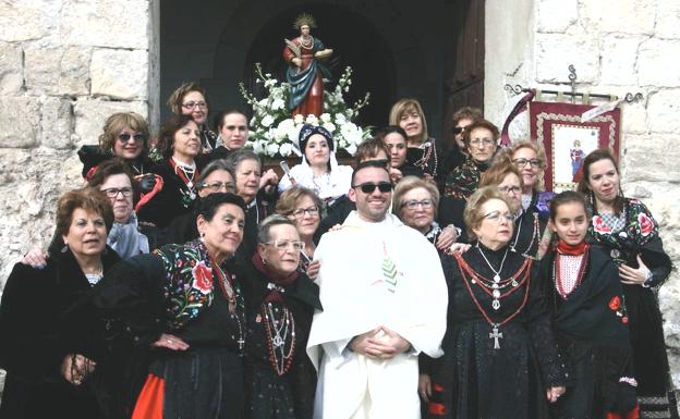 Las mujeres de Cuéllar que festejaron Santa Águeda, con la mayordoma y el párroco.