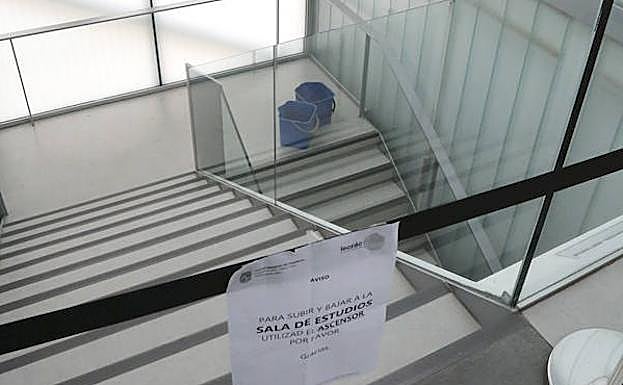 Escalera precintada por el riesgo de desprendimiento del techo.