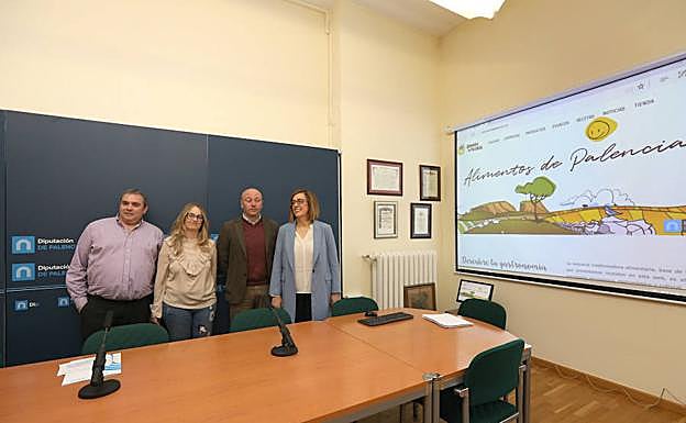 La presidenta de la Diputación, a la derecha, en la presentación de la web. 