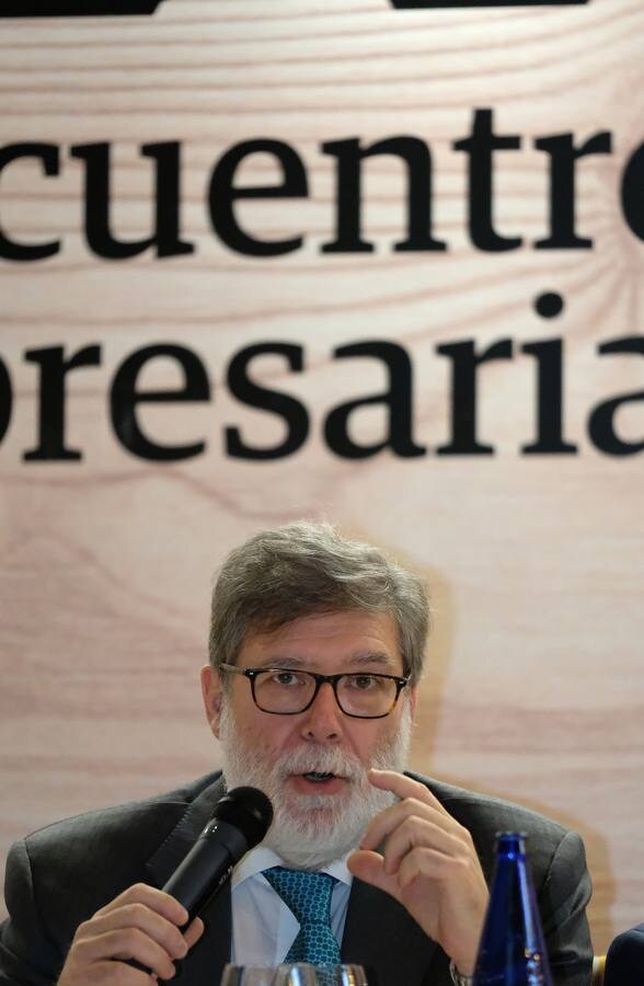 El presidente de Cecale, Santiago Aparicio, y el economista Fernando Trías de Bes han abordado la realidad y los retos del tejido productivo 