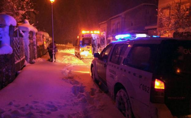 Intervención de la Guardia Civil para ayudar a una ambulancia desplazada a Palazuelos de Eresma. 