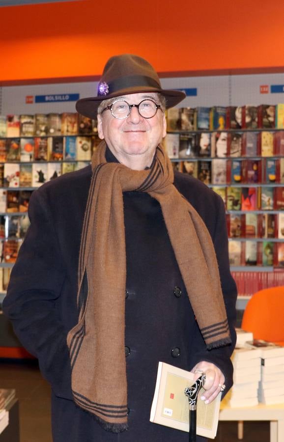 'Dorados días de sol y noche' abarca, en poco menos de quinientas páginas, la vida del autor entre los años 1974 y 1996; unos años en los que en España surge el hito de La Movida