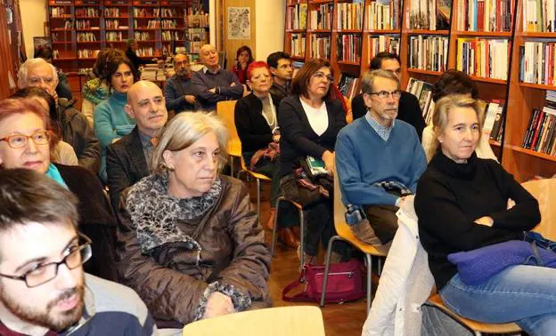 Público asistente a la presentación en la librería Oletvm. 