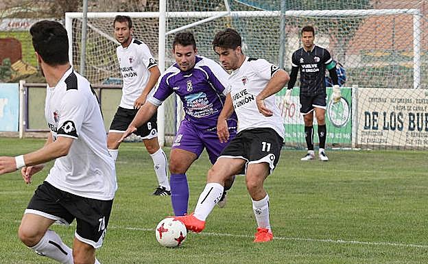 Juanan da un pase en un partido anterior del Salmantino.