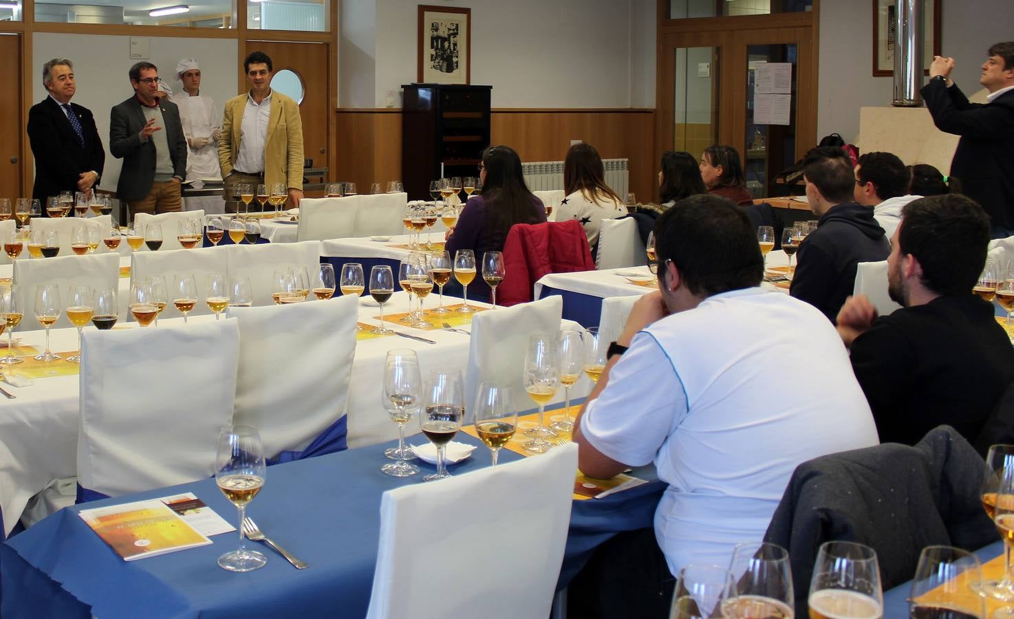 Los alumnos de primer curso del Grado Superior de Dirección de Cocina muestran sus elaboraciones ante el resto de compañeros y representantes institucionales y del sector