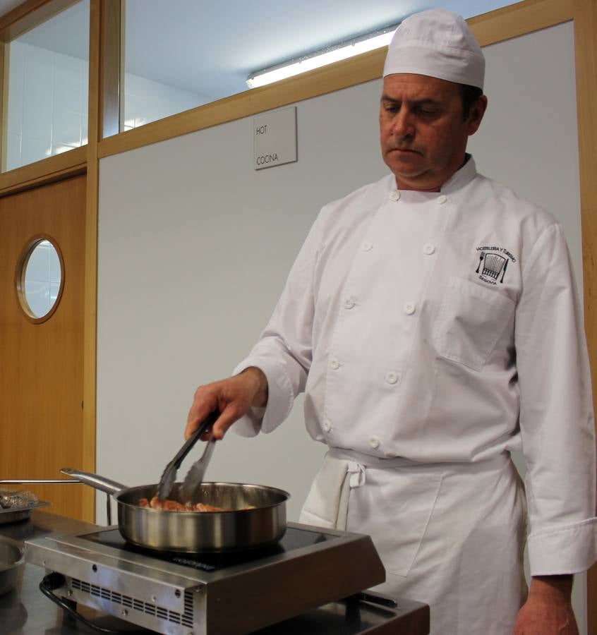 Los alumnos de primer curso del Grado Superior de Dirección de Cocina muestran sus elaboraciones ante el resto de compañeros y representantes institucionales y del sector