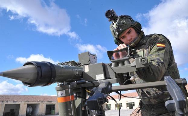 Un soldado revisa un lanzacohetes Mistral, de fabricación francesa. 