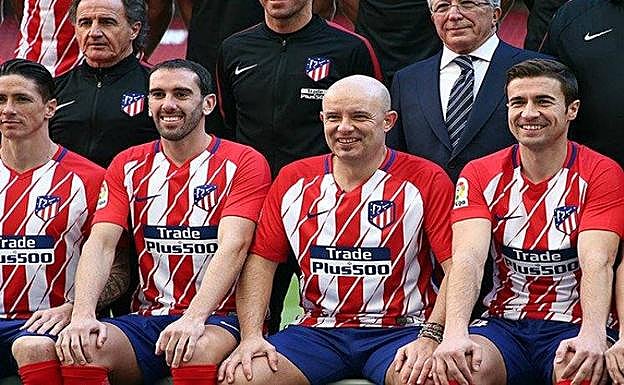 Alberto Huertas, junto a Godín y Gabi, en la fotografía oficial.