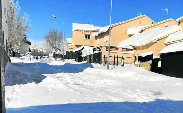 Una de las calles de la urbanización en la foto facilitada por los vecinos. 