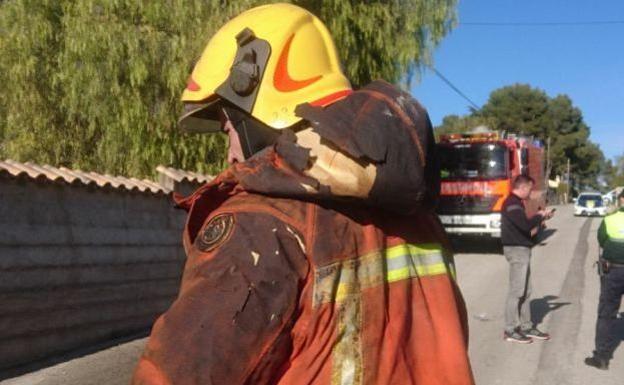 Uno de los bomberos que ha participado en la extinción del incendio en Ontinyent.