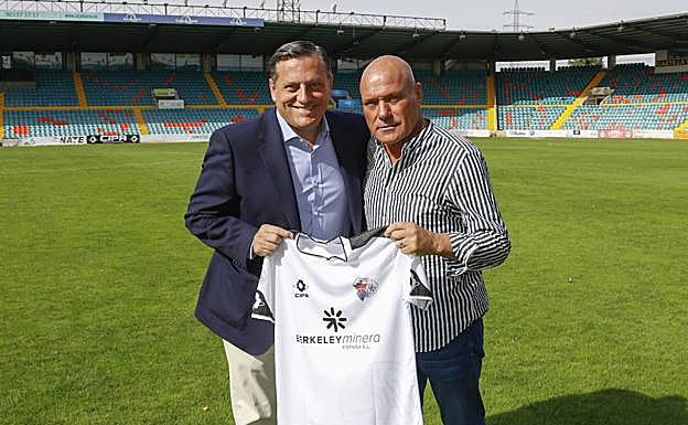El presidente Carlos Martín y Calderé, durante la presentación del técnico. 