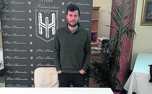 El entrenador de Unionistas, Astu, antes de iniciar la rueda de prensa de ayer. 