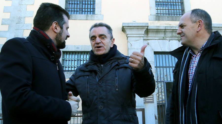 Desde la izquierda, el secretario general del PSOE en Castilla y León, Luis Tudanca; su homólogo de Madrid,. José Manuel Francoi, y el responsable provincial, José Luis Aceves. 