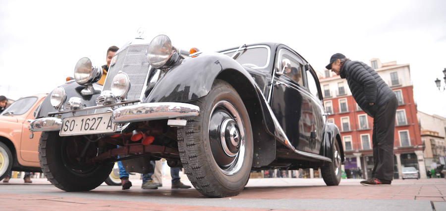 Exposición de coches antiguos en la Plaza Mayor de Valladolid