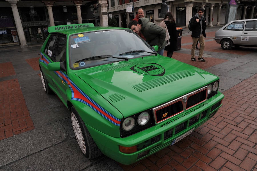 Exposición de coches antiguos en la Plaza Mayor de Valladolid