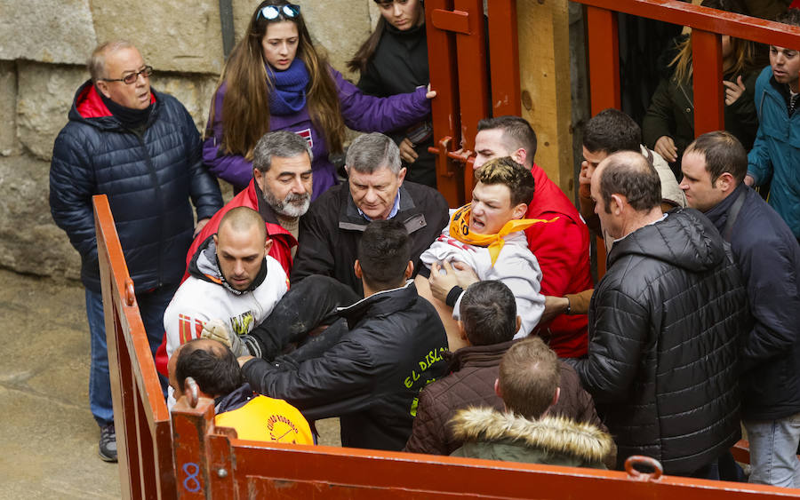 Momento en el que un joven de Soria es corneado por un toro durante la capea
