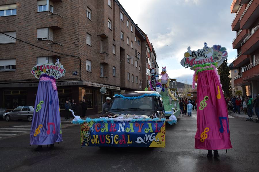 Guardo disfruta de un colorido carnaval musical