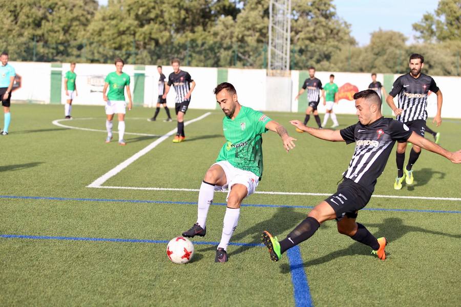 Una acción de la primera vuelta ante el Racing de Ferrol 