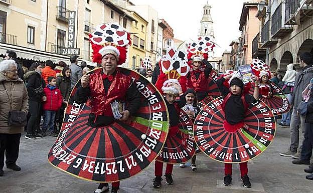 Murgas y parodias, en la Plaza Mayor de Toro en el domingo gordo de carnaval. 
