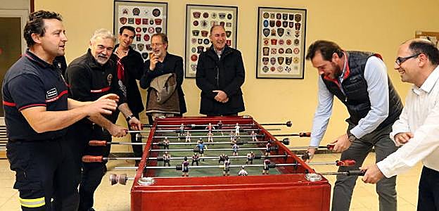 En plena partida de futbolín con el alcalde contra los Bomberos. 