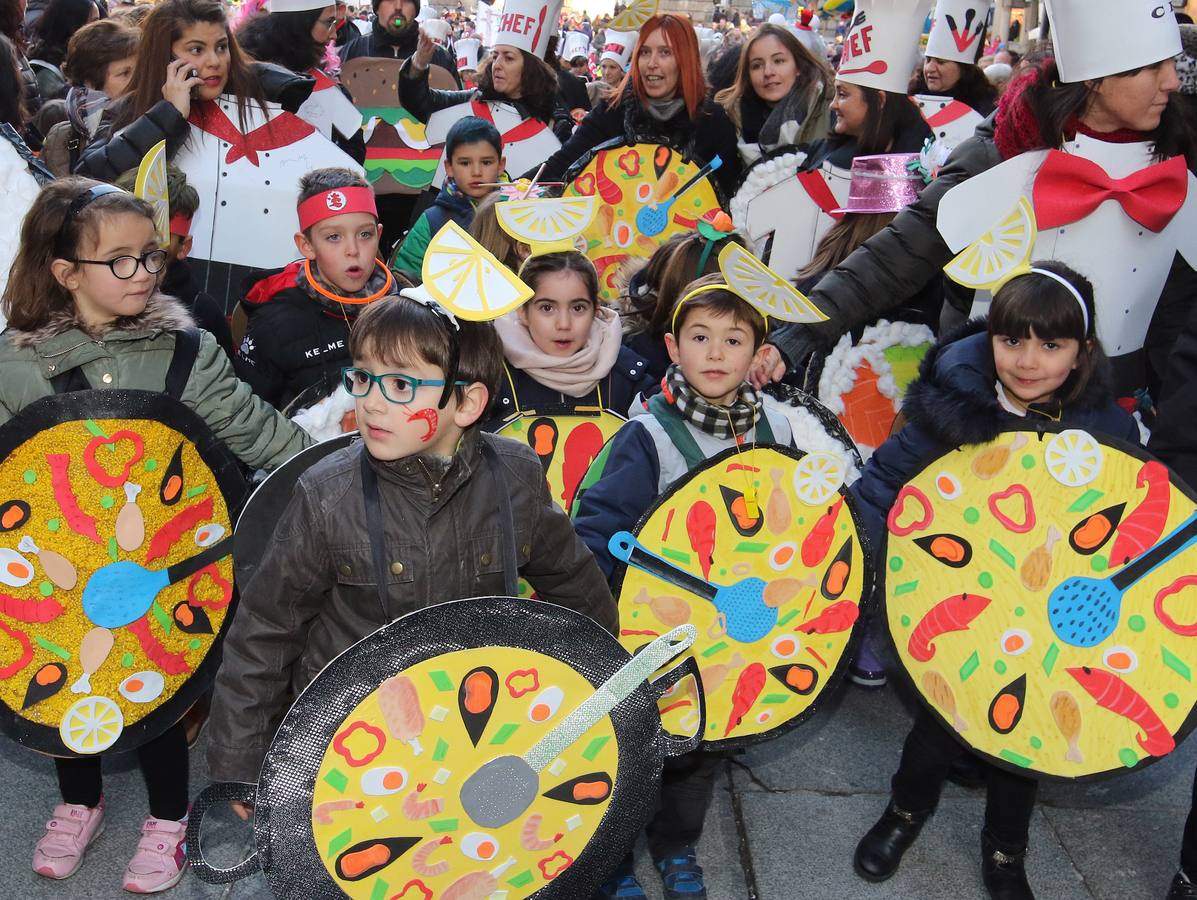 Desde del Azoguejo hasta la Plaza Mayor cientos de niños segovianos han paseado con sus coloridos trajes