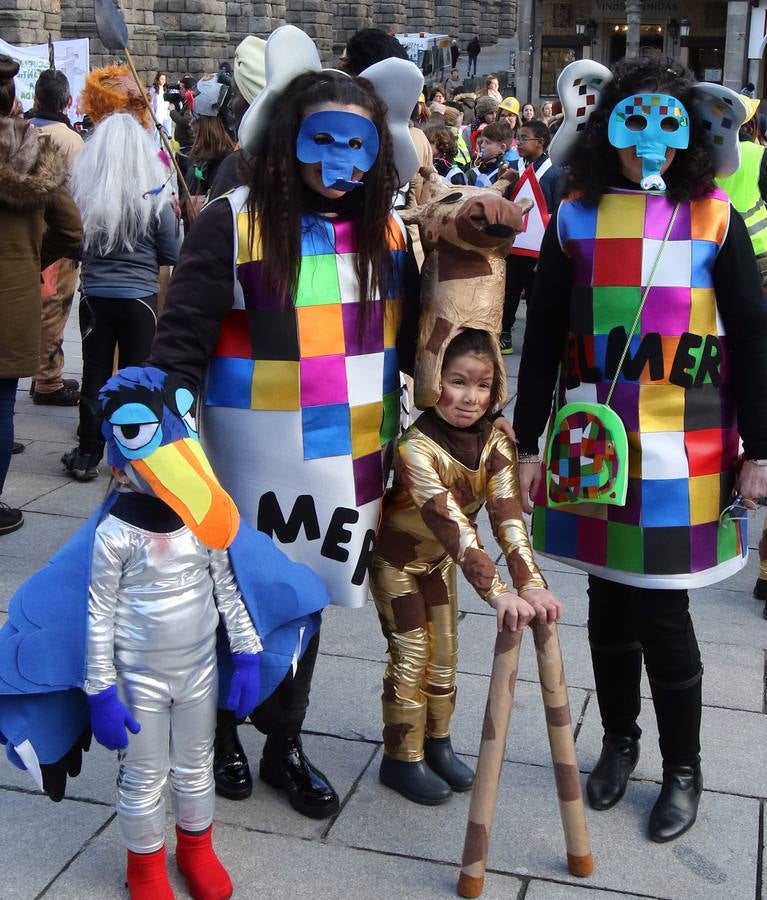 Desde del Azoguejo hasta la Plaza Mayor cientos de niños segovianos han paseado con sus coloridos trajes