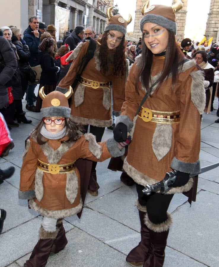 Desde del Azoguejo hasta la Plaza Mayor cientos de niños segovianos han paseado con sus coloridos trajes