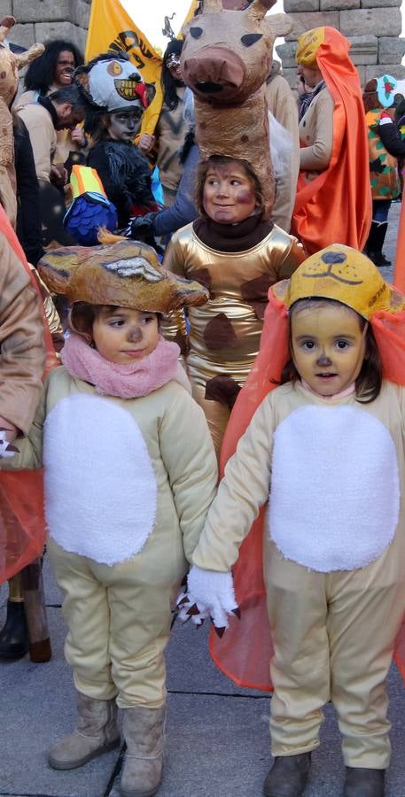 Desde del Azoguejo hasta la Plaza Mayor cientos de niños segovianos han paseado con sus coloridos trajes