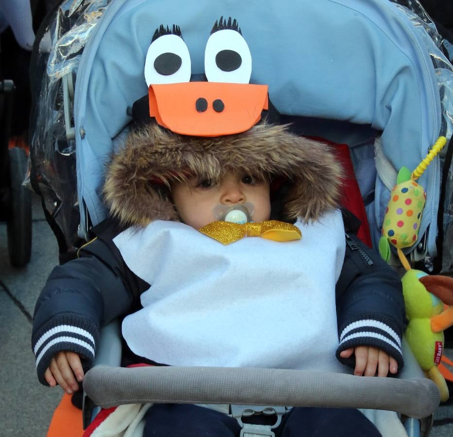 Desde del Azoguejo hasta la Plaza Mayor cientos de niños segovianos han paseado con sus coloridos trajes