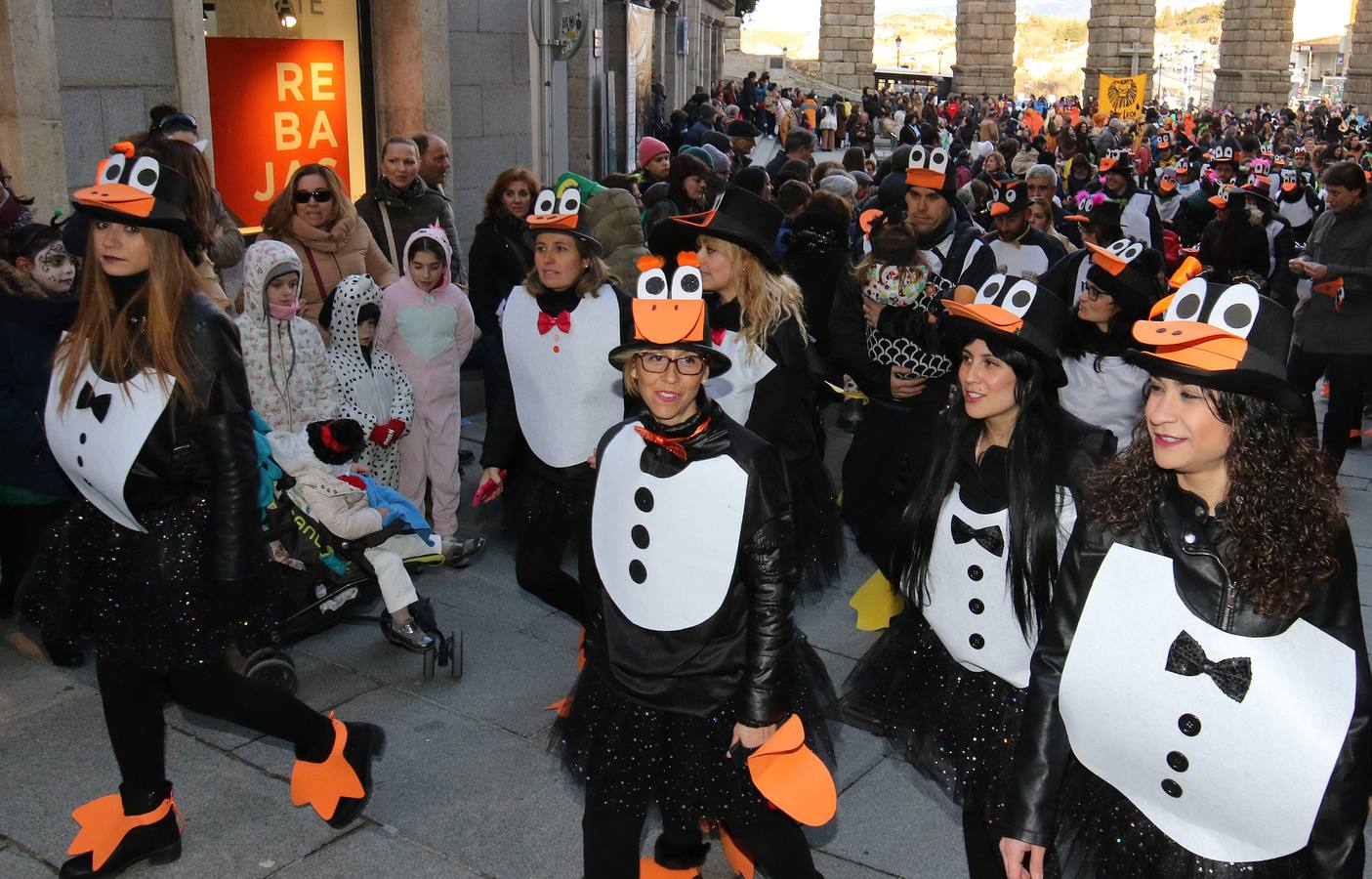 Desde del Azoguejo hasta la Plaza Mayor cientos de niños segovianos han paseado con sus coloridos trajes