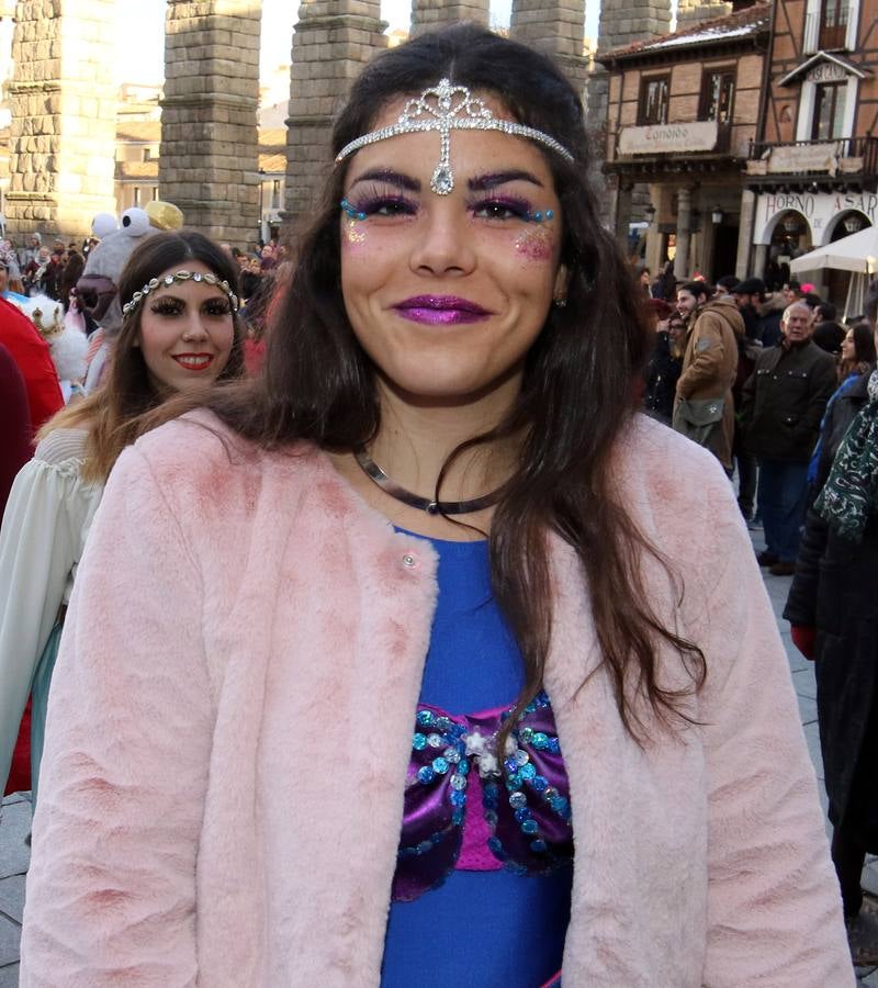 Desde del Azoguejo hasta la Plaza Mayor cientos de niños segovianos han paseado con sus coloridos trajes