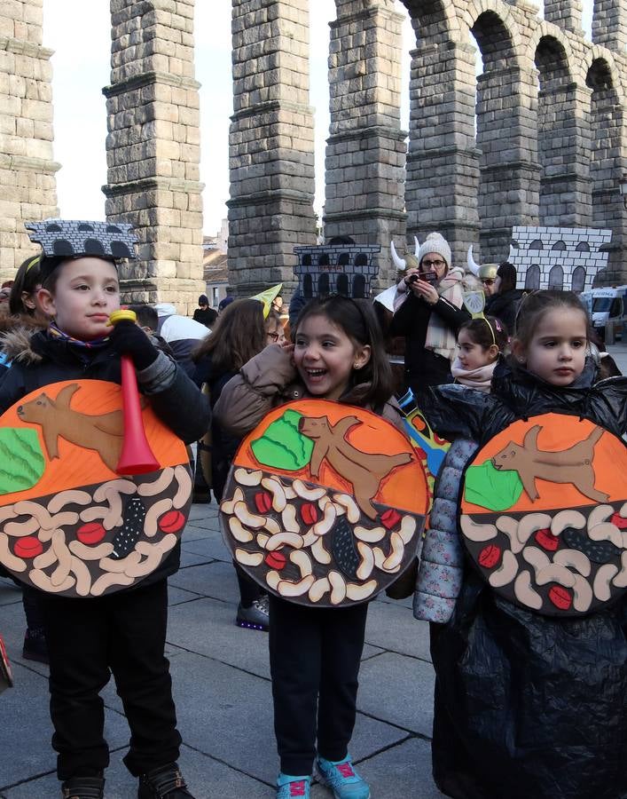 Desde del Azoguejo hasta la Plaza Mayor cientos de niños segovianos han paseado con sus coloridos trajes