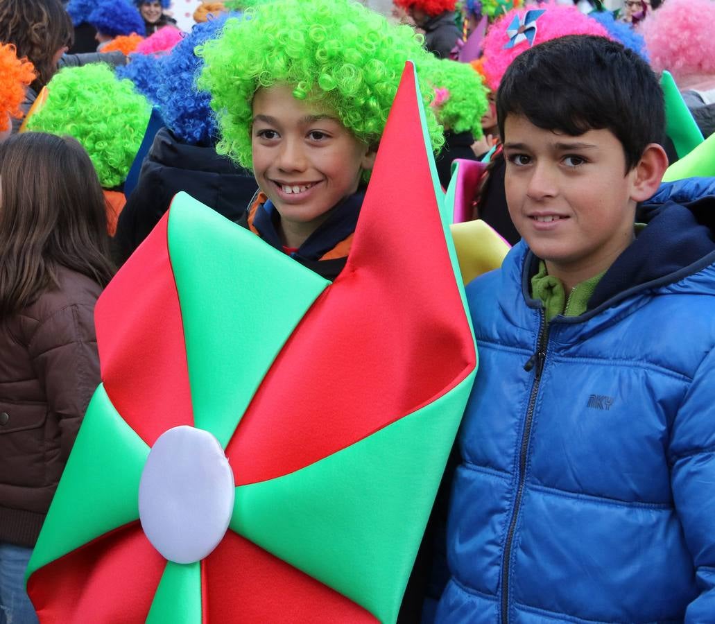 Desde del Azoguejo hasta la Plaza Mayor cientos de niños segovianos han paseado con sus coloridos trajes