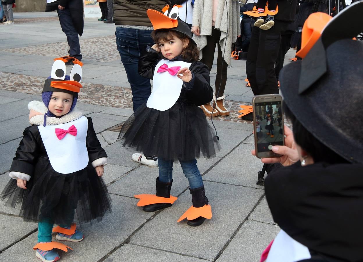 Desde del Azoguejo hasta la Plaza Mayor cientos de niños segovianos han paseado con sus coloridos trajes