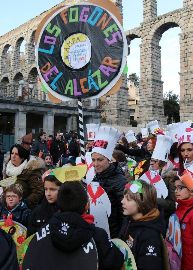 Desde del Azoguejo hasta la Plaza Mayor cientos de niños segovianos han paseado con sus coloridos trajes
