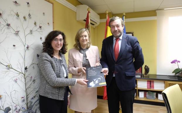 Pilar del Olmo, entre Arancha Mur, de Anfac, y José Portilla, de Sernauto.