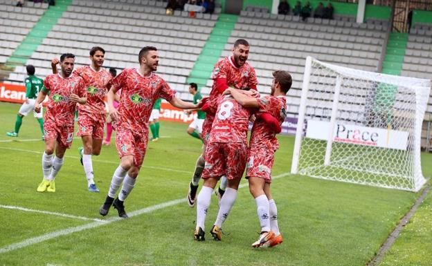 Los jugadores del CDGuijuelo celebran un tanto ante el Racing de Ferrol. 