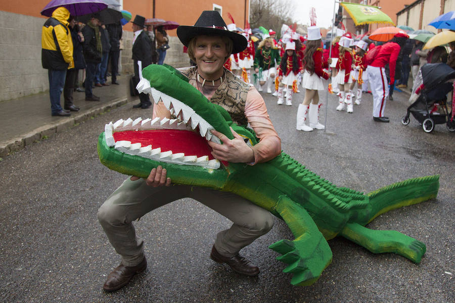 han participado decenas de niños, mayores y murgas, con ingeniosos y divertidos disfraces, carros y carrozas. 