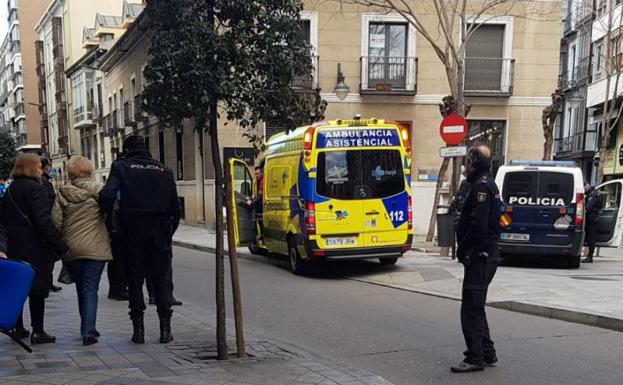 Los agentes ayudan a la víctima a llegar a la ambulancia tras la agresión en Claudio Moyano.