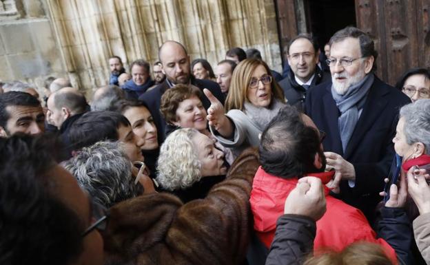 Ángeles Armisén señala al presidente Rajoy a varias vecinas y simpatizantes que quieren saludarle a las puertas de la catedral de Palencia. 