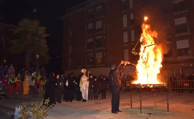 Quema de la falla de Doña Oboe.