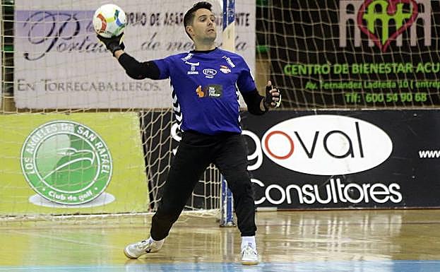 Cidao se dispone a pasar el balón a un compañero durante un partido.