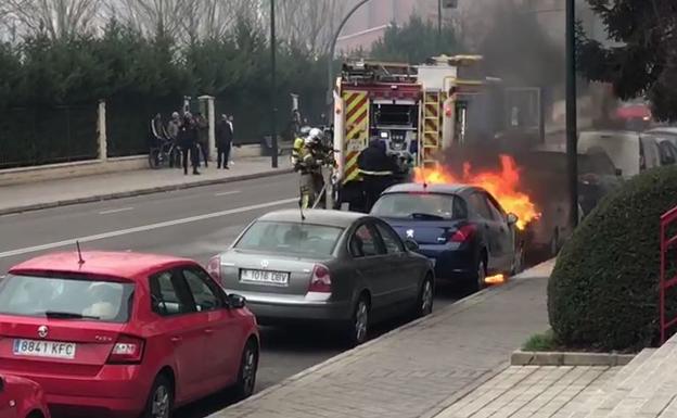 Un coche arde frente a la sede del PSOE regional